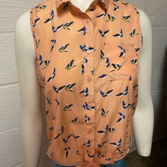 Sleeveless blouse, ties at the bottom. - Picture 1 of 7